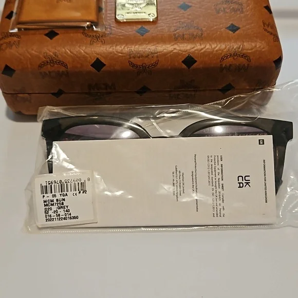 NWT MCM725S 52-20-140 grey sunglasses with hard case and cleaning cloth - Picture 7 of 15